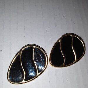 Latique: gold tone and black shoe clips.